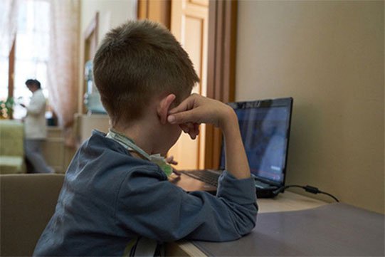 Բռնաբարության մեջ մեղադրվող ուսուցիչները շարունակում են աշխատել գիշերօթիկ դպրոցում