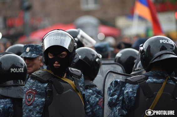 Полиция стягивает силы к ереванскому аэропорту: сотни машин застряли в пробке из-за блокировки дороги