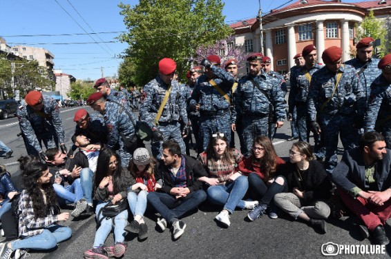 Заблокированные в Ереване улицы. Инфографика