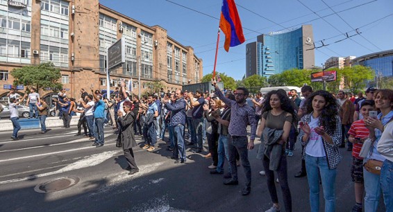Демонстранты останавливают и проверяют машины 