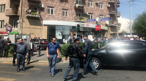 В банке в Армении произошла стрельба