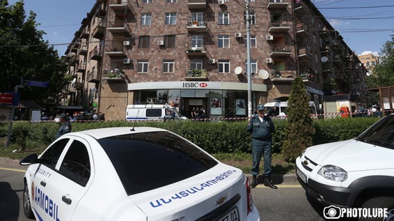 Ограбление банка в Ереване: раненный при задержании полицейский скончался