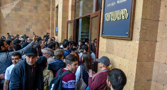 Армянские вузы продлят занятия на неделю из-за митингов и забастовок