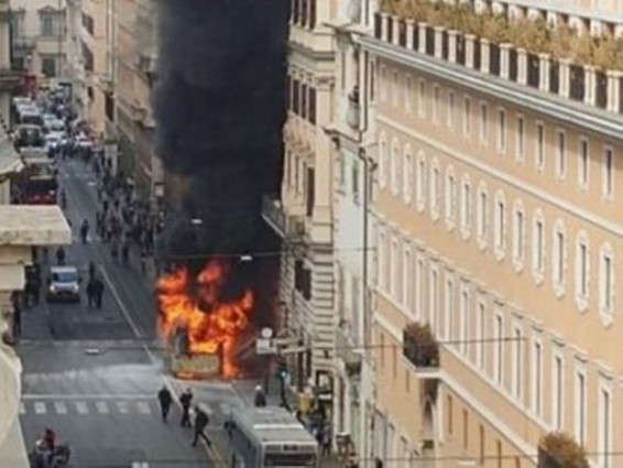 В центре Рима загорелся автобус