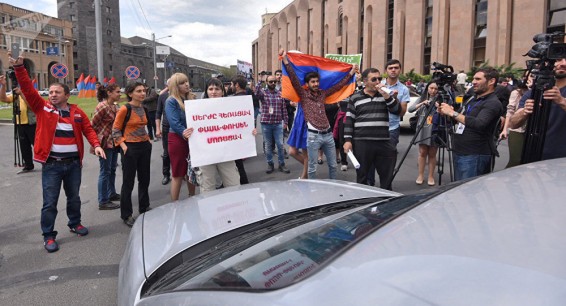 В Ереване вновь перекрыты улицы: в пробке оказались машины с дипномерами