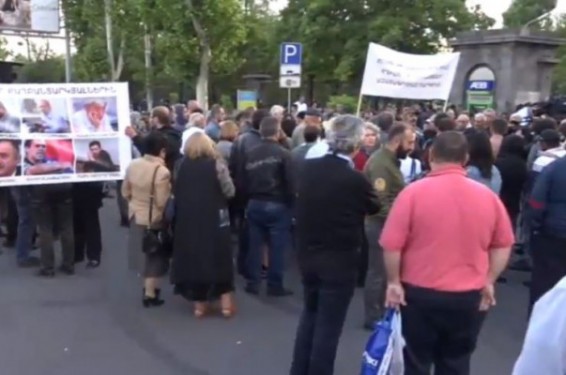 Քաղաքացիները փակել են Արշակունյաց պողոտան՝ ի աջակցություն ՊՊԾ գունդը գրաված մարդկանց