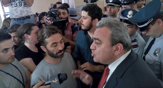 Акция протеста у мэрии Еревана: полицию просят вмешаться
