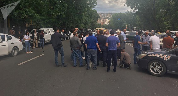 Еще одна акция протеста в Ереване: таксисты перекрыли проспект Баграмяна