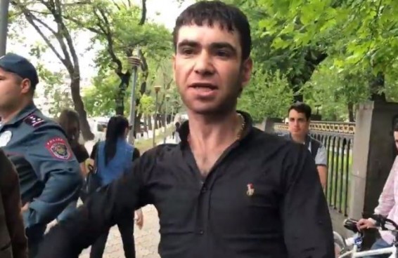 Video. Տարոն Մարգարյանի դեմ ակցիայի ժամանակ ցուցարարներից մեկն ատրճանակ է հանել ու օդ պարզել