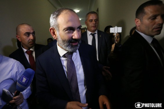 Премьер выслушивает жалобы и принимает письма от граждан перед зданием правительства Армении