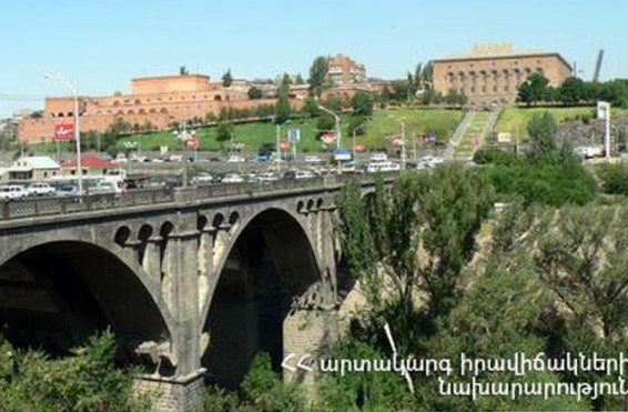 Ահազանգ ԱԻՆ-ում. քաղաքացին փորձում է նետվել Հաղթանակի կամրջից