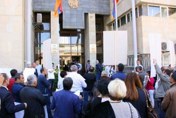 Վճռաբեկ դատարանի քրեական պալատի նախագահը հանդիպել է բողոքող ակտիվիստների հետ