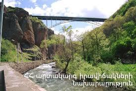 Քաղաքացին անցել է կամրջի արգելապատնեշը և սպառնում է ցած նետվել