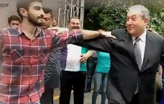 Video. Արմեն Սարգսյանը պարում է Ամուլսարի հանքի դեմ բողոքող երիտասարդների հետ