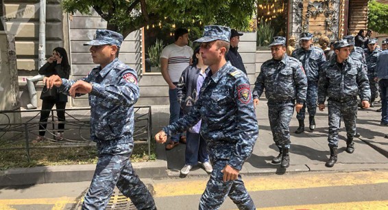 VIDEO: Назвались полицией и пытались похитить несовершеннолетнего демонстранта в Ереване