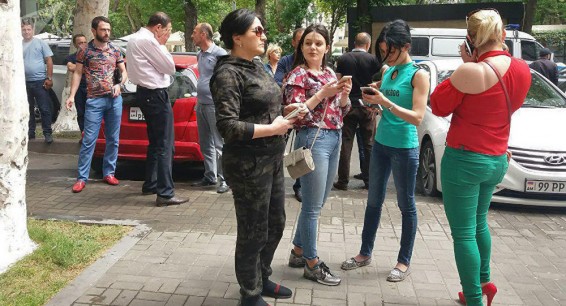 Армянские автобусы застряли в Ларсе - перевозчики проводят акцию протеста у Минтранса