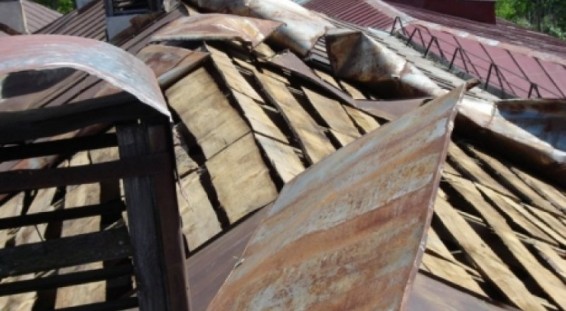 Այս գիշեր Երեւանում քամուց պոկվել է Մանկավարժական պետական քոլեջի տանիքը