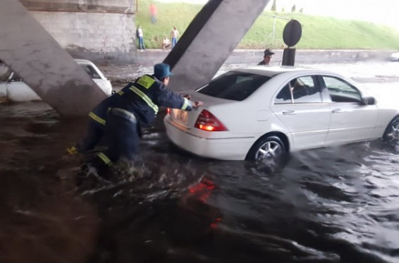 Երևանում հորդառատ անձրևի հետևանքով արտակարգ իրավիճակ է ստեղծվել