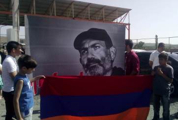 Մուսալեռցիները մայրուղու վրա դիմավորում են Նիկոլ Փաշինյանին