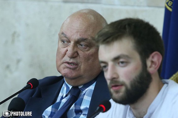 «Գիշերը բուռն քննարկումներ կունենանք». Արամ Սիմոնյանի հրաժարականը պահանջող ուսանողները կգիշերեն ԵՊՀ-ում