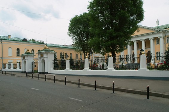 Близ посольства Армении в Москве археологи нашли старинные перстни и изразцы