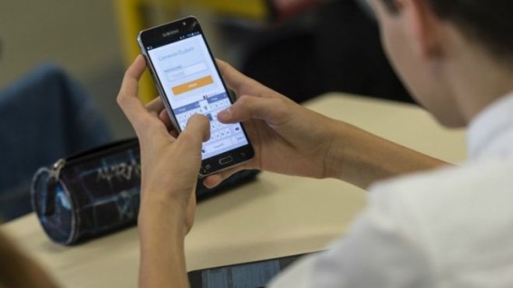 Французские депутаты запретили школьникам пользоваться смартфонами