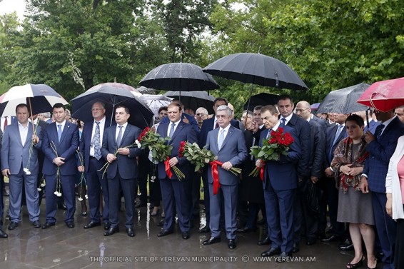 Photo.  Սերժ Սարգսյանն ու ՀՀԿ անդամները հարգանքի տուրք են մատուցում Անդրանիկ Մարգարյանի հիշատակին