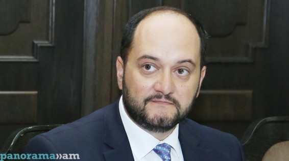 Глава Минобрнауки Араик Арутюнян призвал не зацикливаться на фотографиях главы ВАК Армении
