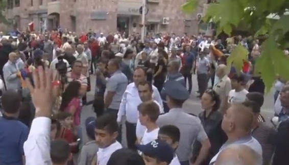 Live: Հանրահավաք՝ հաջակցություն Էջմիածնի քաղաքապետի