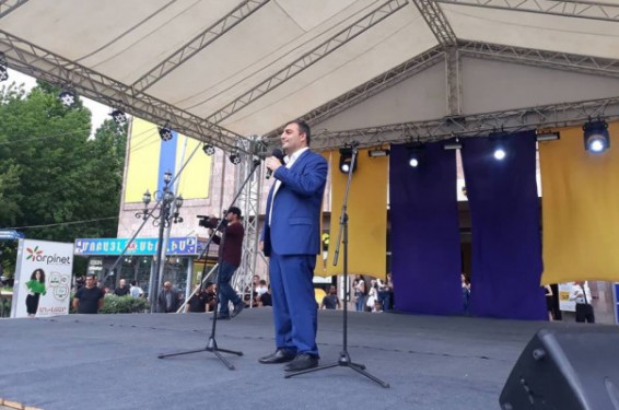 Photo: Ես նահանջողը չեմ. Էջմիածնի քաղաքապետը հանրահավաքի ժամանակ հաշտության կոչ արեց