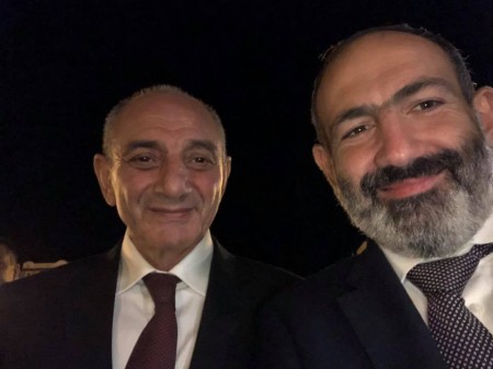 Նիկոլ Փաշինյանն ու Բակո Սահակյանը զբոսնել են գիշերային Ստեփանակերտով