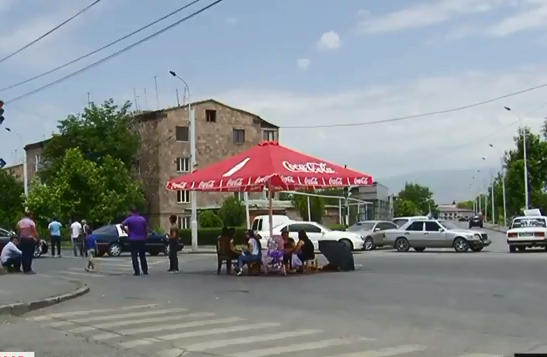 Live . Էջմիածնի քաղաքապետին կողմ և դեմ պայքարը շարունակվում է