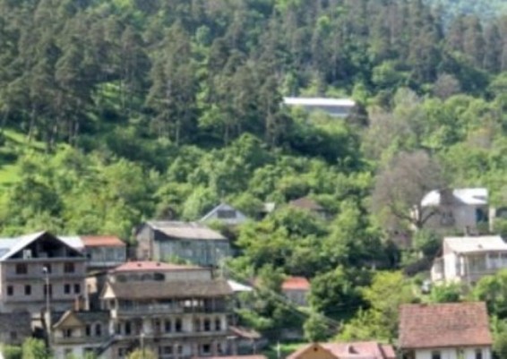 Դիլիջանում «Միմինո» հյուրանոցի տնօրենը հայտնել է, որ 30-ամյա հանգստացողը սպառնացել է սպանել իրեն եւ երեխային