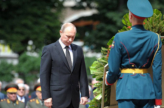 Путин возложил венок к Могиле Неизвестного Солдата у стен Кремля