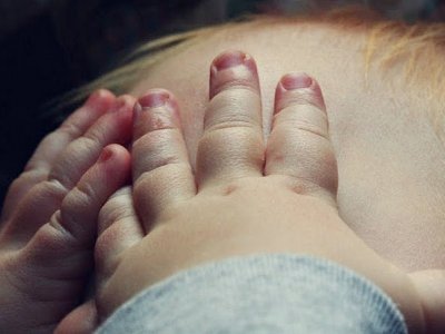 В Тбилиси арестовали няню, избивавшую полугодовалых близнецов