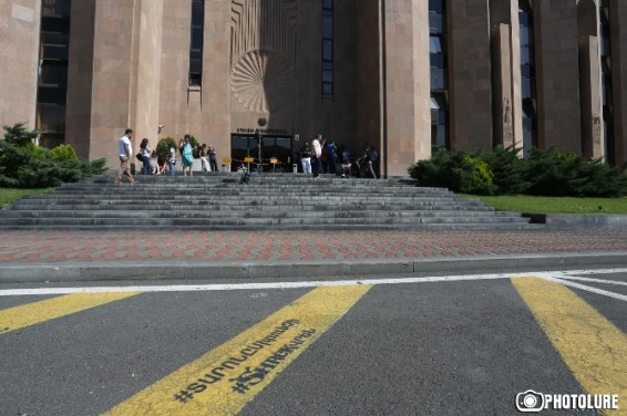 Активисты разблокировали вход в мэрию Еревана, материалы расследования переданы в СНБ