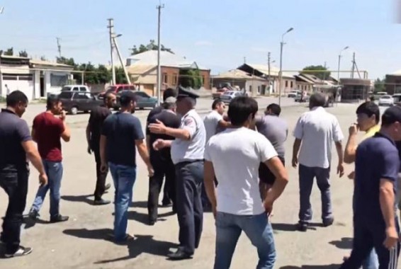 Արշալույսցիները պահանջում են գյուղապետի հրաժարականը․ վերջինս Մանվել Գրիգորյանի եղբորորդին է