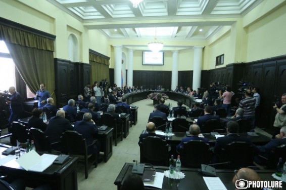 Կառավարության նիստում կսահմանվի վարչապետի աշխատակազմի տեղակայման վայրը. ըստ խոսնակի՝ արարողակարգեր կլինեն և՛ Բաղրամյան 26-ում, և՛ կառավարության շենքում