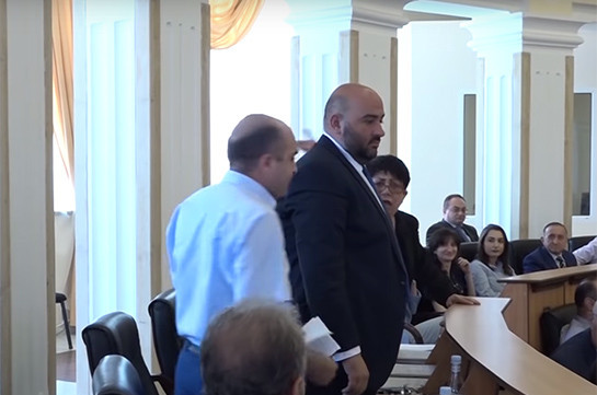 «Мать твою». Արցախի խորհրդարանում պատգամավորների միջև հայհոյանքներով միջադեպ է տեղի ունեցել