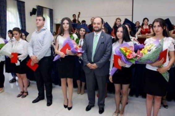 Շրջանավարտներին դիպլոմներ է հանձնել ԿԳ նախարար Արայիկ Հարությունյանը