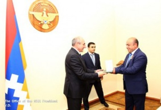 Բակո Սահակյանը բարերար Կարեն Խաչատրյանին է հանձնել «Վաչագան Բարեպաշտ» մեդալ