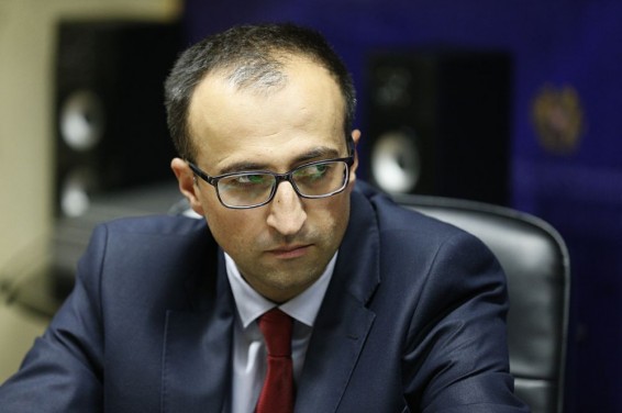 Ուղիղ. ՊՆ կենտրոնական հավաքակայանում առողջապահության նախարար Արսեն Թորոսյանը ճեպազրույց է տալիս