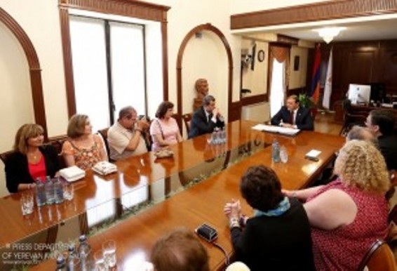 Տարոն Մարգարյանը հանդիպել է Քեմբրիջի Հայ եկեղեցու հովանու ներքո գործող երգչախմբի անդամների հետ