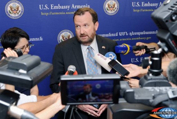 Предпринимается попытка найти окно для встречи Пашиняна и Трампа: посол