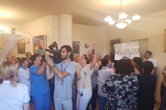 «Բանակից փողով ազատված, Հայաստանը «չմո երկիր» անվանած նախարարի ապօրինությունները չենք հանդուրժելու». բողոքի ակցիա Գրիգոր Լուսավորիչ հիվանդանոցում