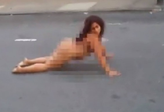 Նյու Յորքի փողոցում մերկ  կինը թավալվում է գետնին թմրանյութերի ազդեցության տակ