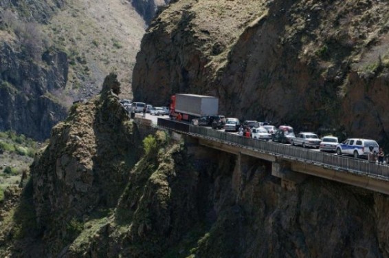 Լարսում կրկին խնդիրներ կան՝ թե՛ ռուսական հատվածում, թե՛ վրացական. փոխնախարարը հորդորում է խուսափել այդ ճանապարհով ՀՀ ժամանելուց