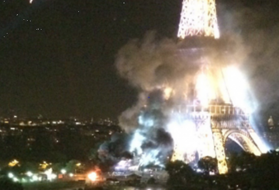 Փարիզում Էյֆելյան աշտարակի մոտ հրավառությունից հետո հրդեհ է սկսվել