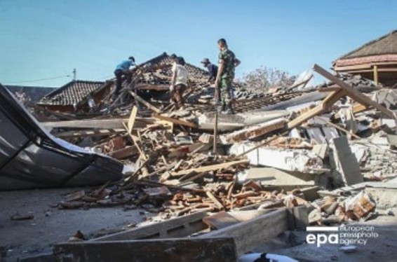 Число жертв землетрясения в Индонезии выросло до 319 человек