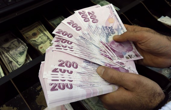Турции необходимо быстро остановить резкое скольжение лиры: Fitch
